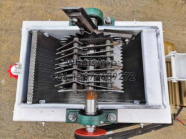Internal structure of chaff cutter and grain crusher